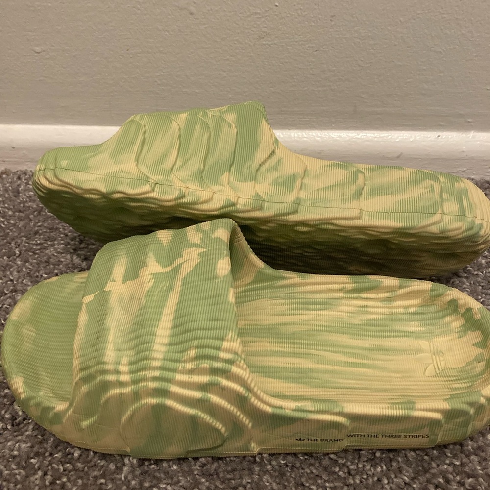 ⚫️Adidas Adilette 22 “Magic Lime Desert Sand” Men’s